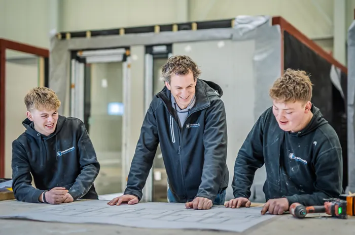 overleg in de fabriek